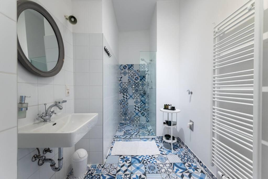 Chic Studio Near Metro & Center by HM