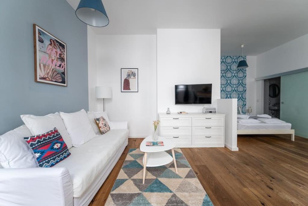 Chic Studio Near Metro & Center by HM