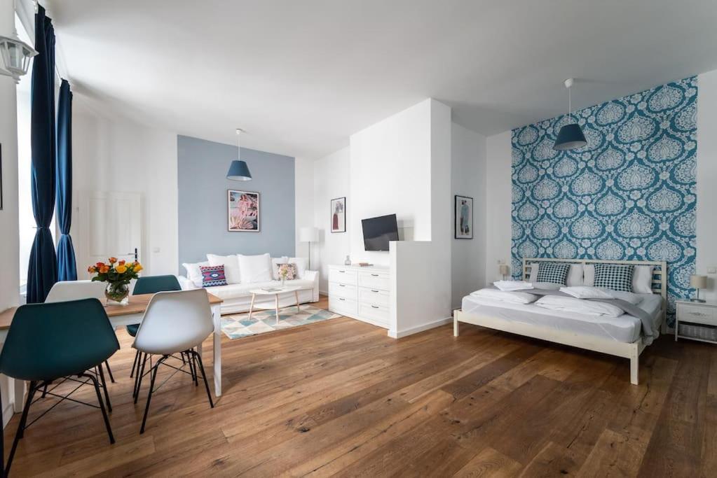 Chic Studio Near Metro & Center by HM