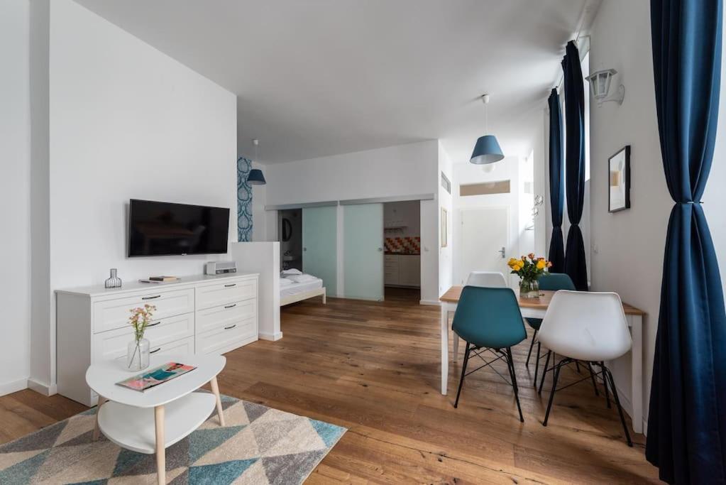 Chic Studio Near Metro & Center by HM