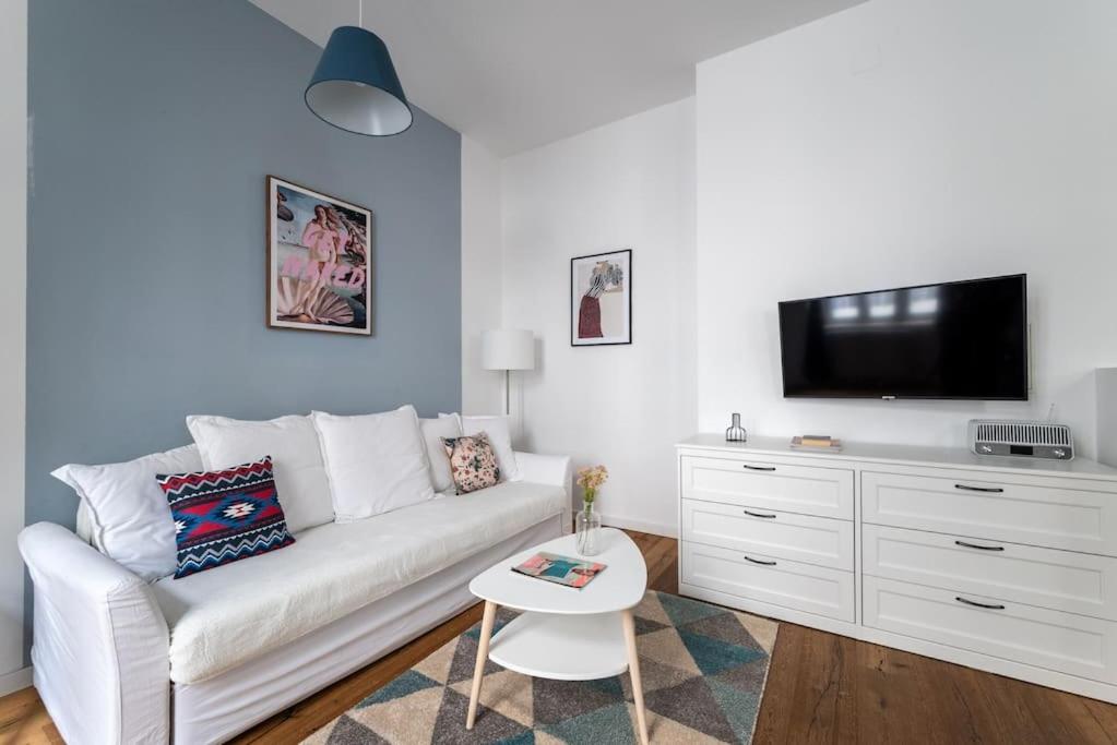 Chic Studio Near Metro & Center by HM