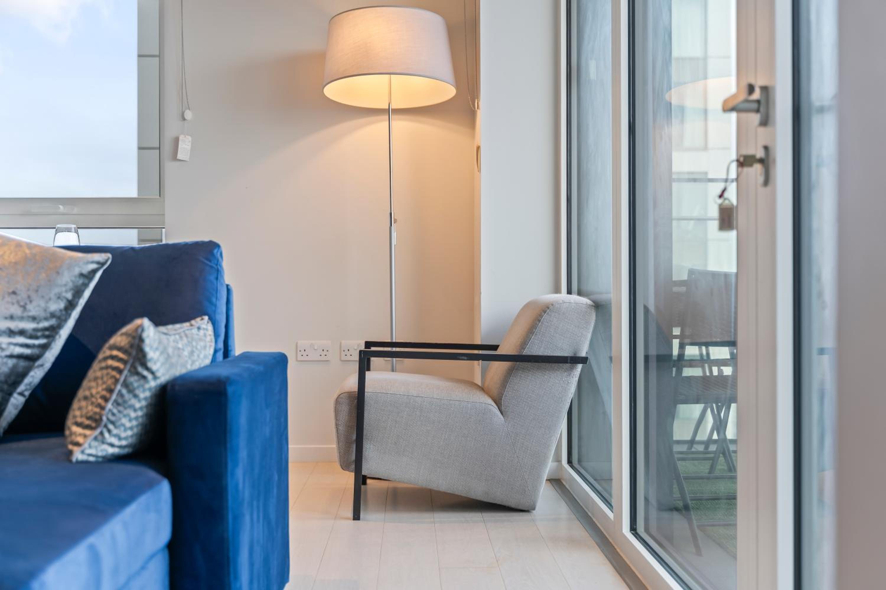 Elegant 2BR flat on 20th floor near many attractions