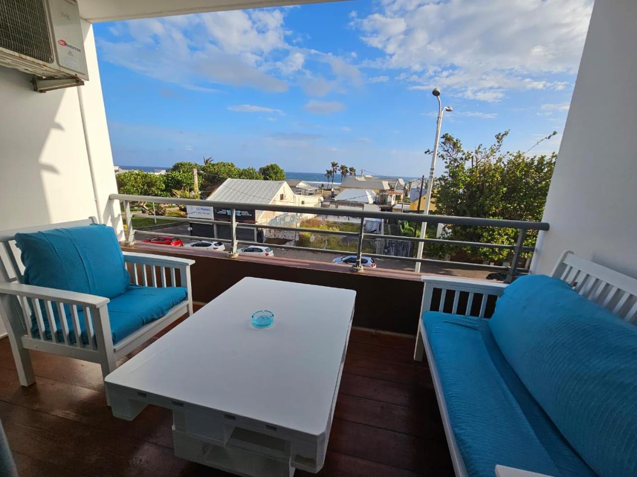 Studio - Front de mer & centre-ville de St-Pierre view 3