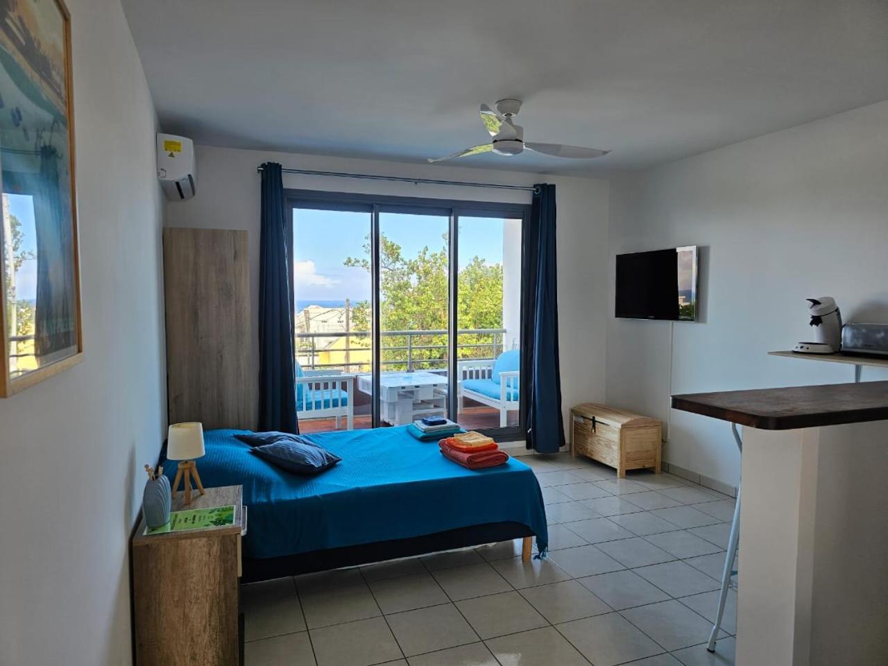Studio - Front de mer & centre-ville de St-Pierre view 2