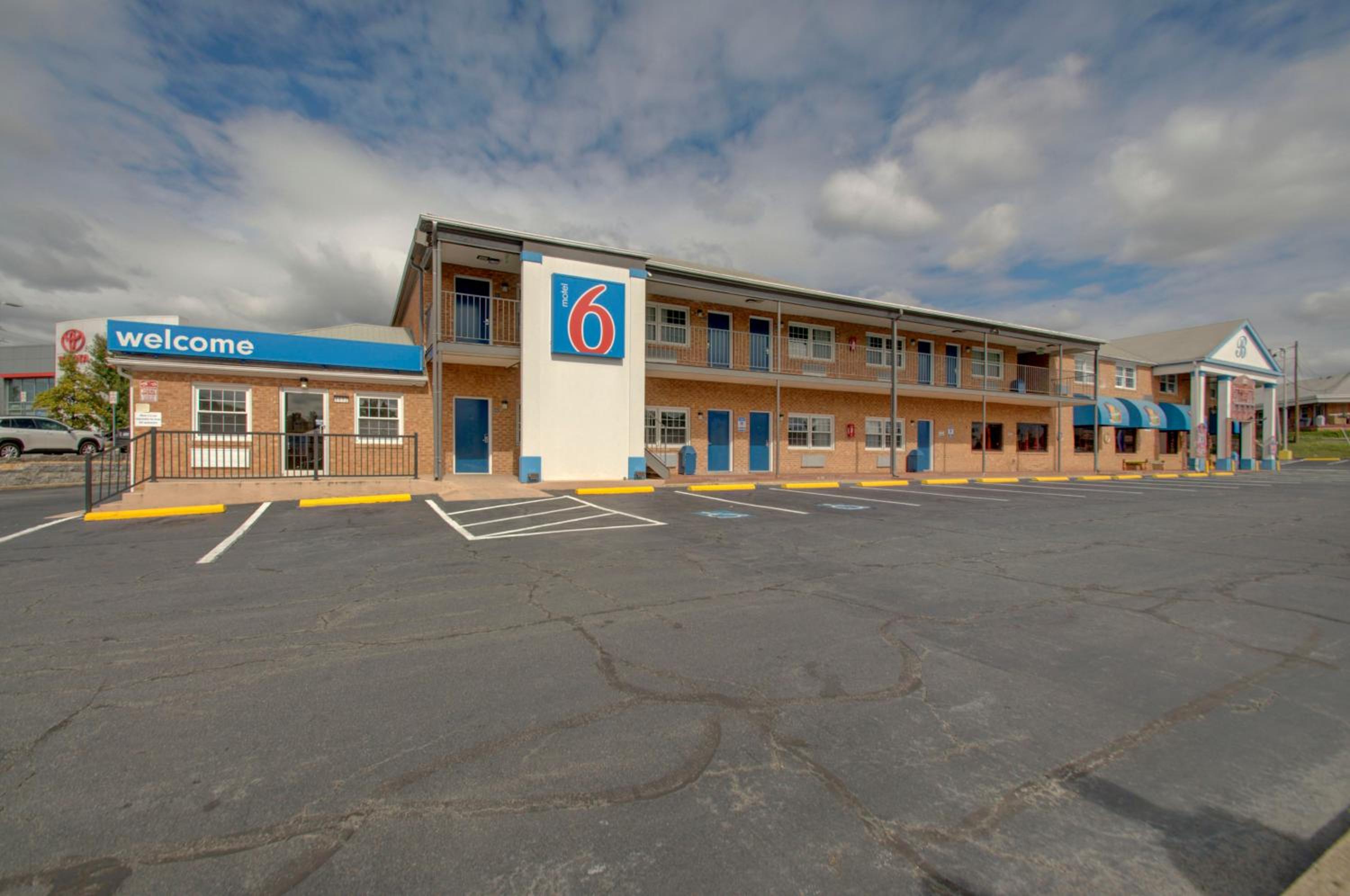 Motel 6-Falls Church, VA - Arlington Boulevard - Property Image 1
