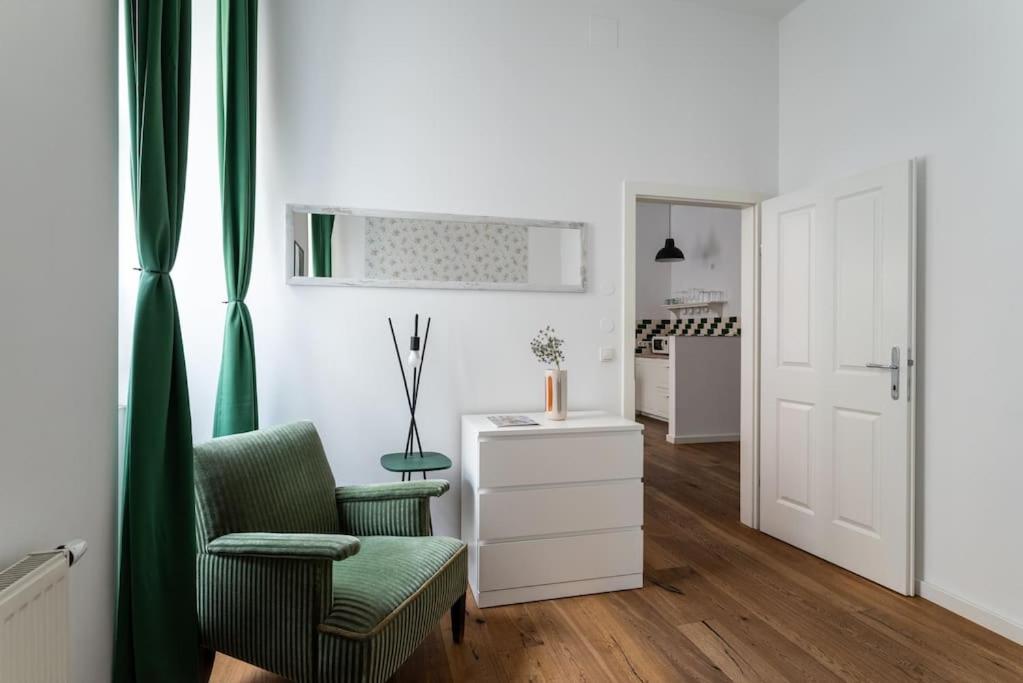 Sleek 1BR Flat Near Center by HM