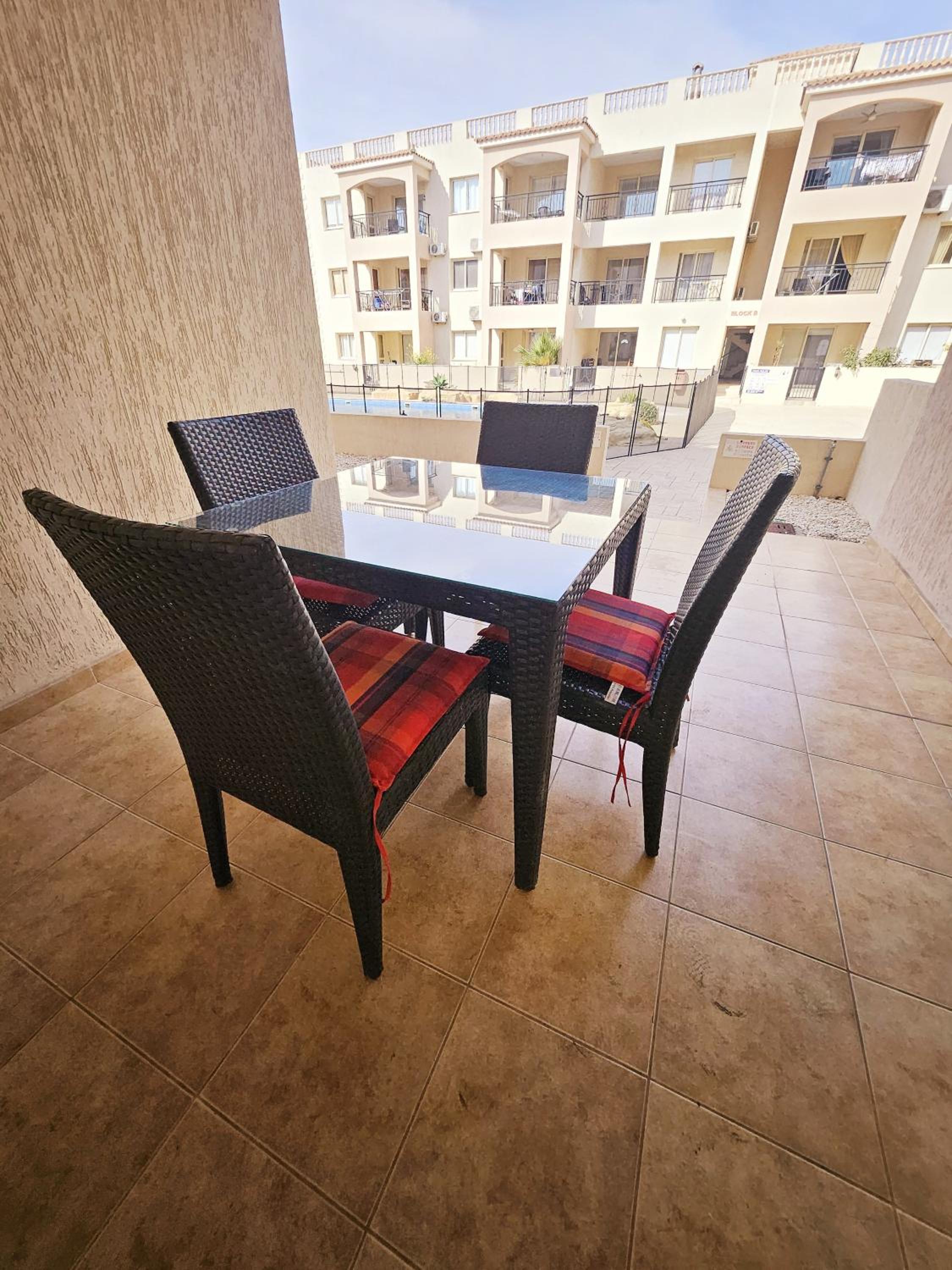 Delightful Poolside apartment