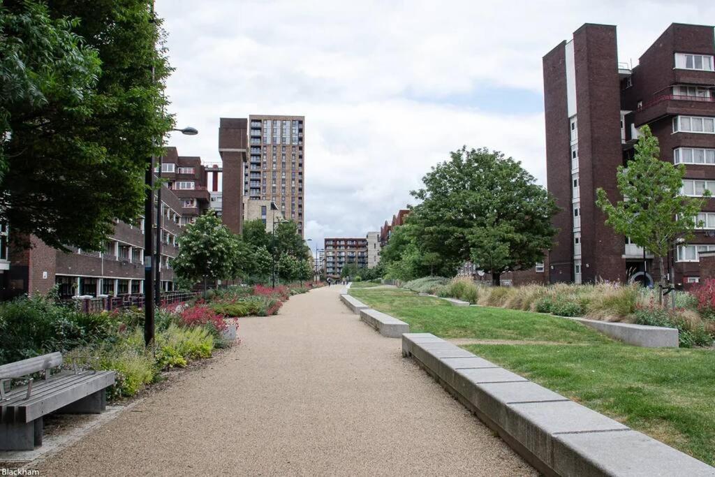 Newly refurbished 2BR wbalcony in Vibrant Peckham