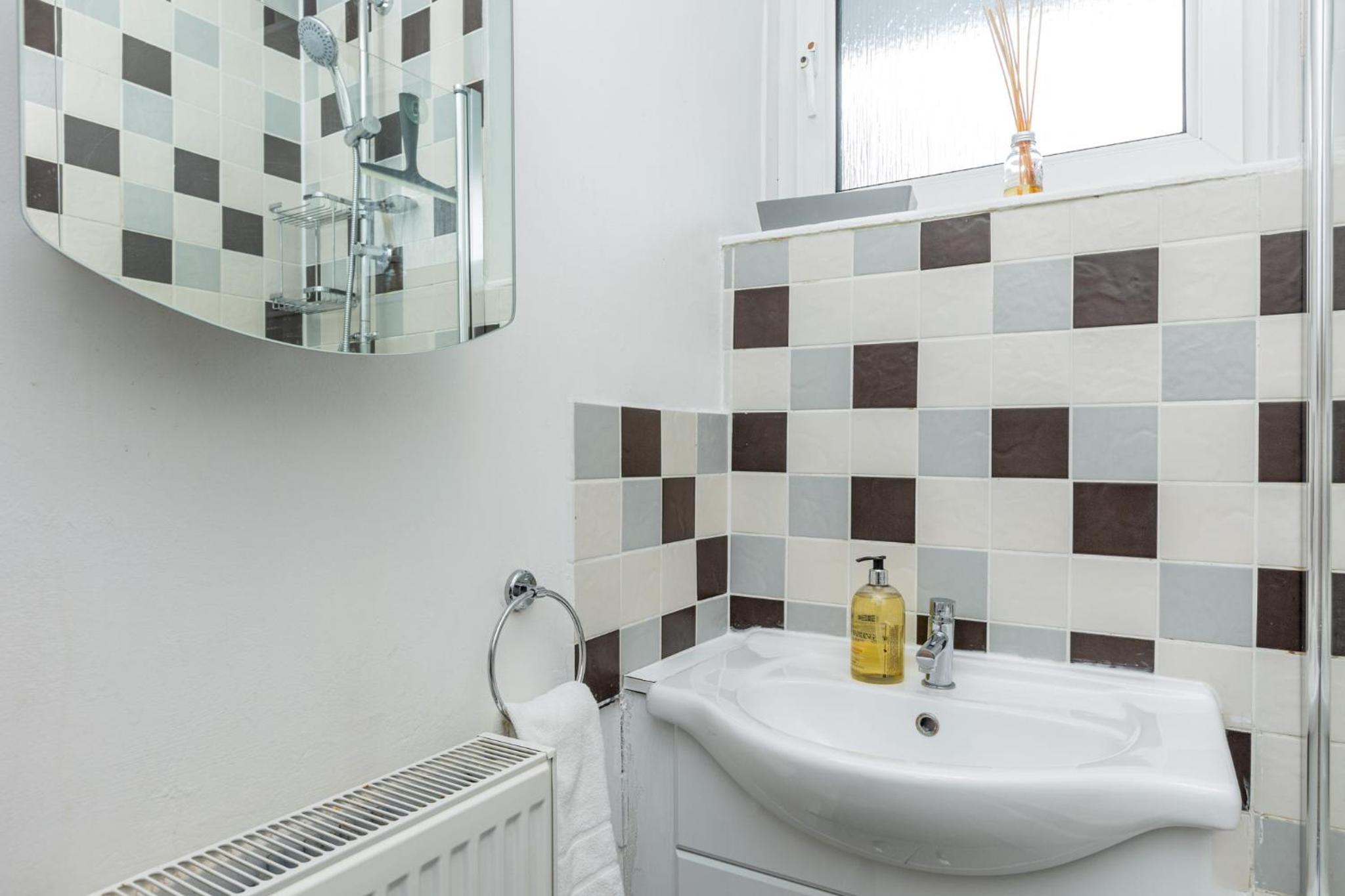 Newly refurbished 2BR wbalcony in Vibrant Peckham