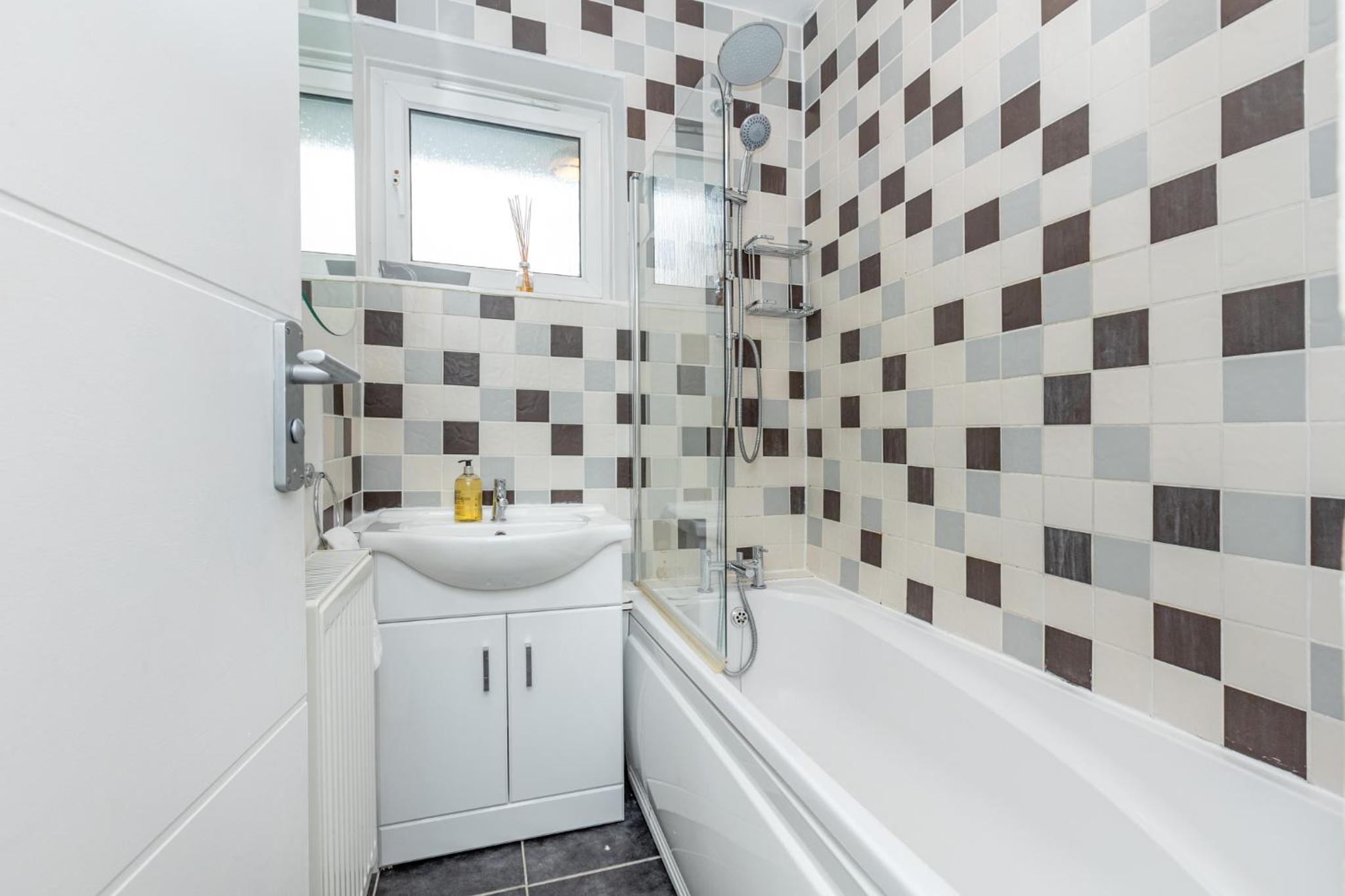 Newly refurbished 2BR wbalcony in Vibrant Peckham