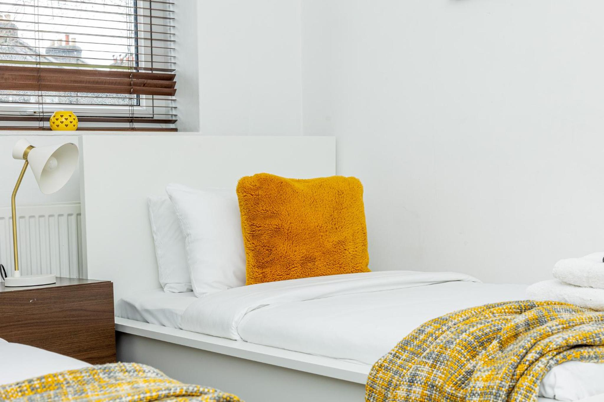 Newly refurbished 2BR wbalcony in Vibrant Peckham