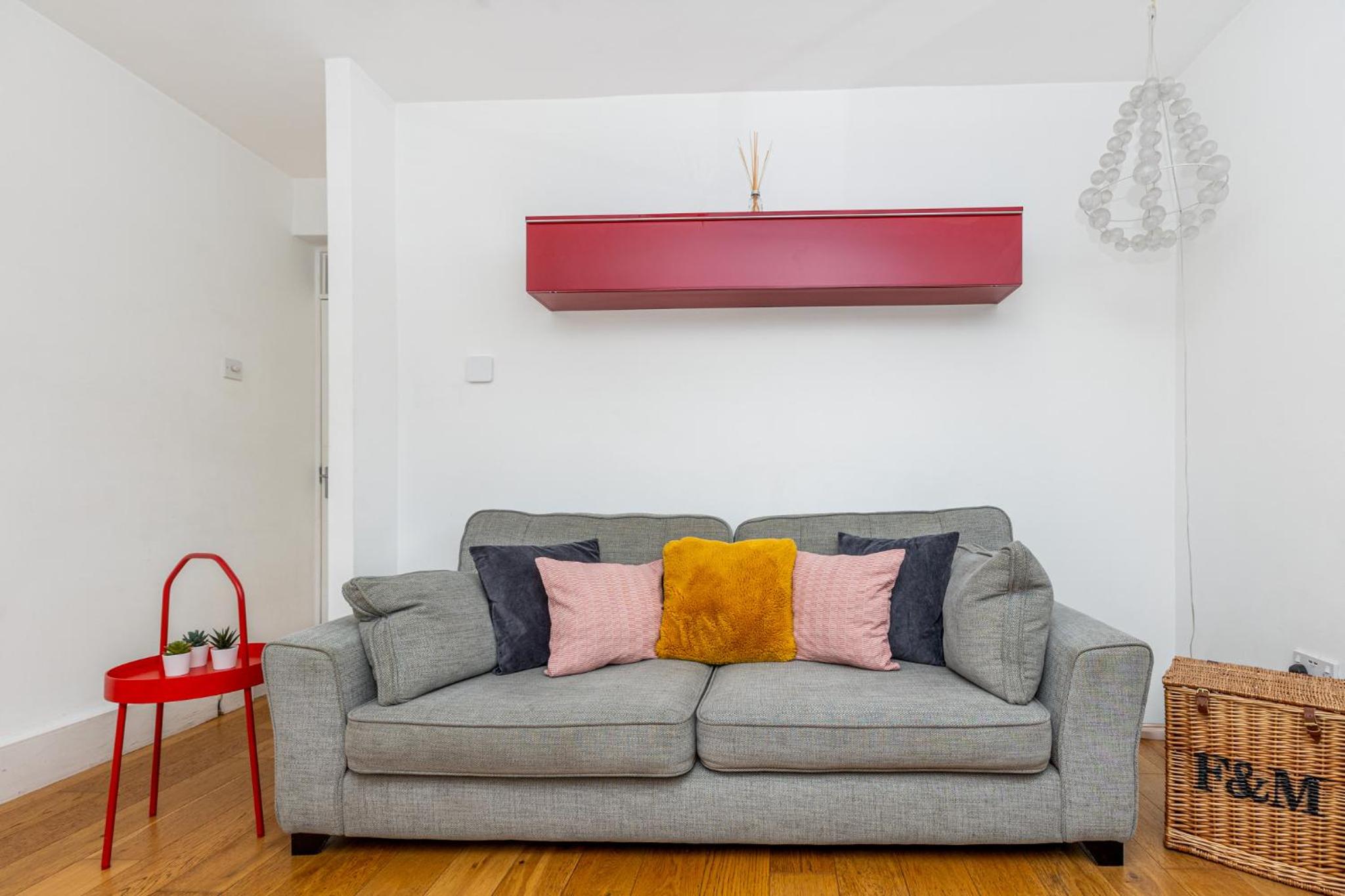 Newly refurbished 2BR wbalcony in Vibrant Peckham