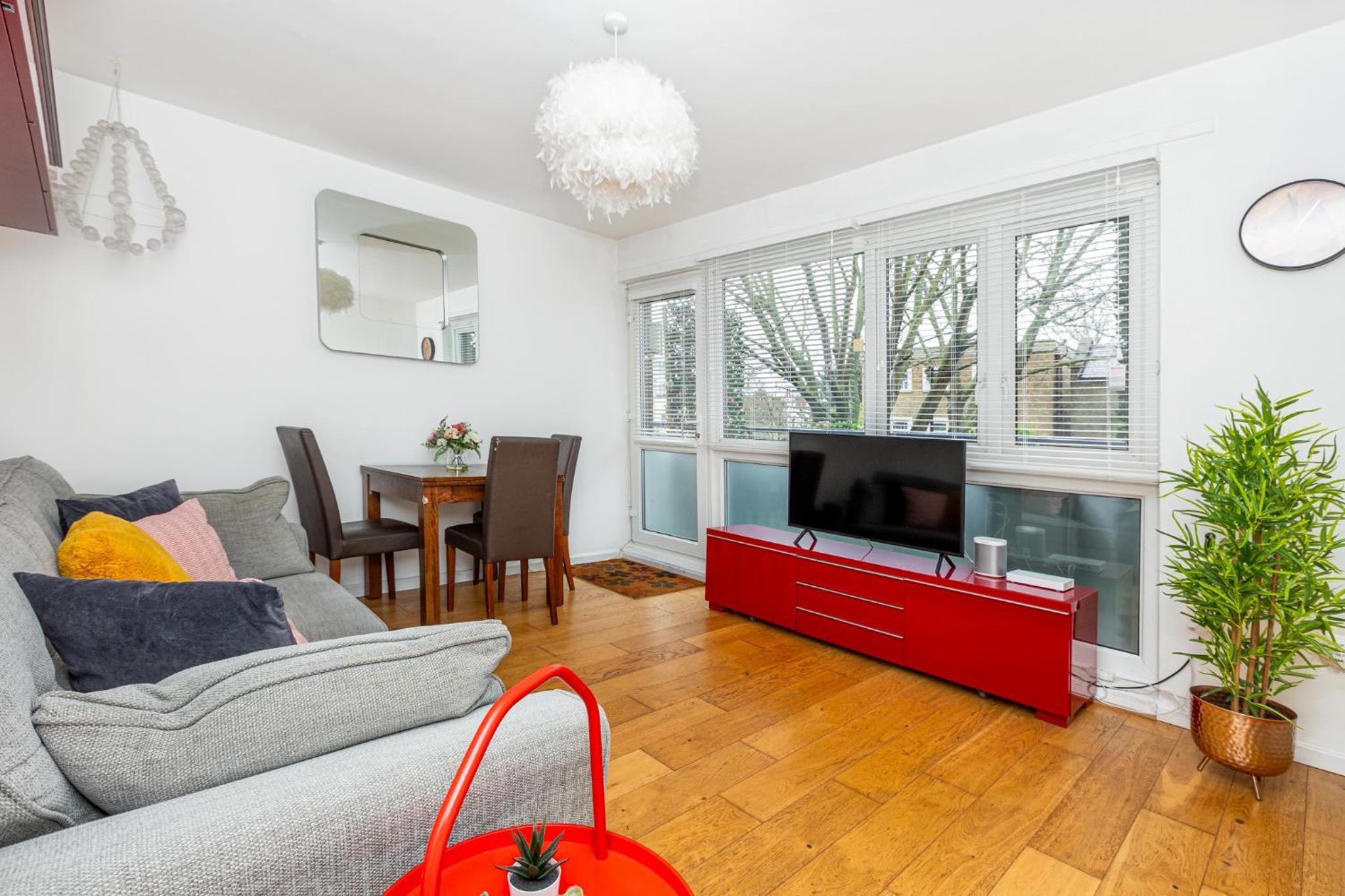 Newly refurbished 2BR wbalcony in Vibrant Peckham