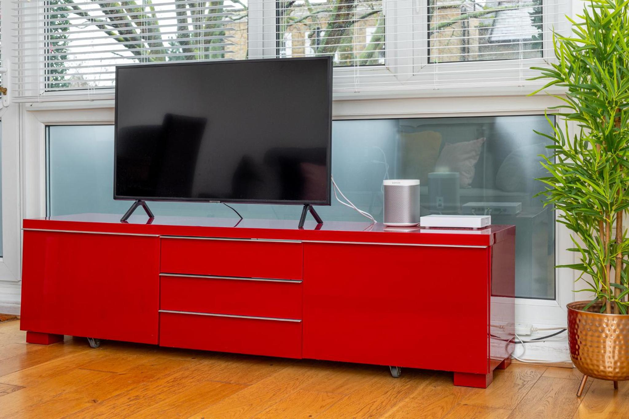 Newly refurbished 2BR wbalcony in Vibrant Peckham