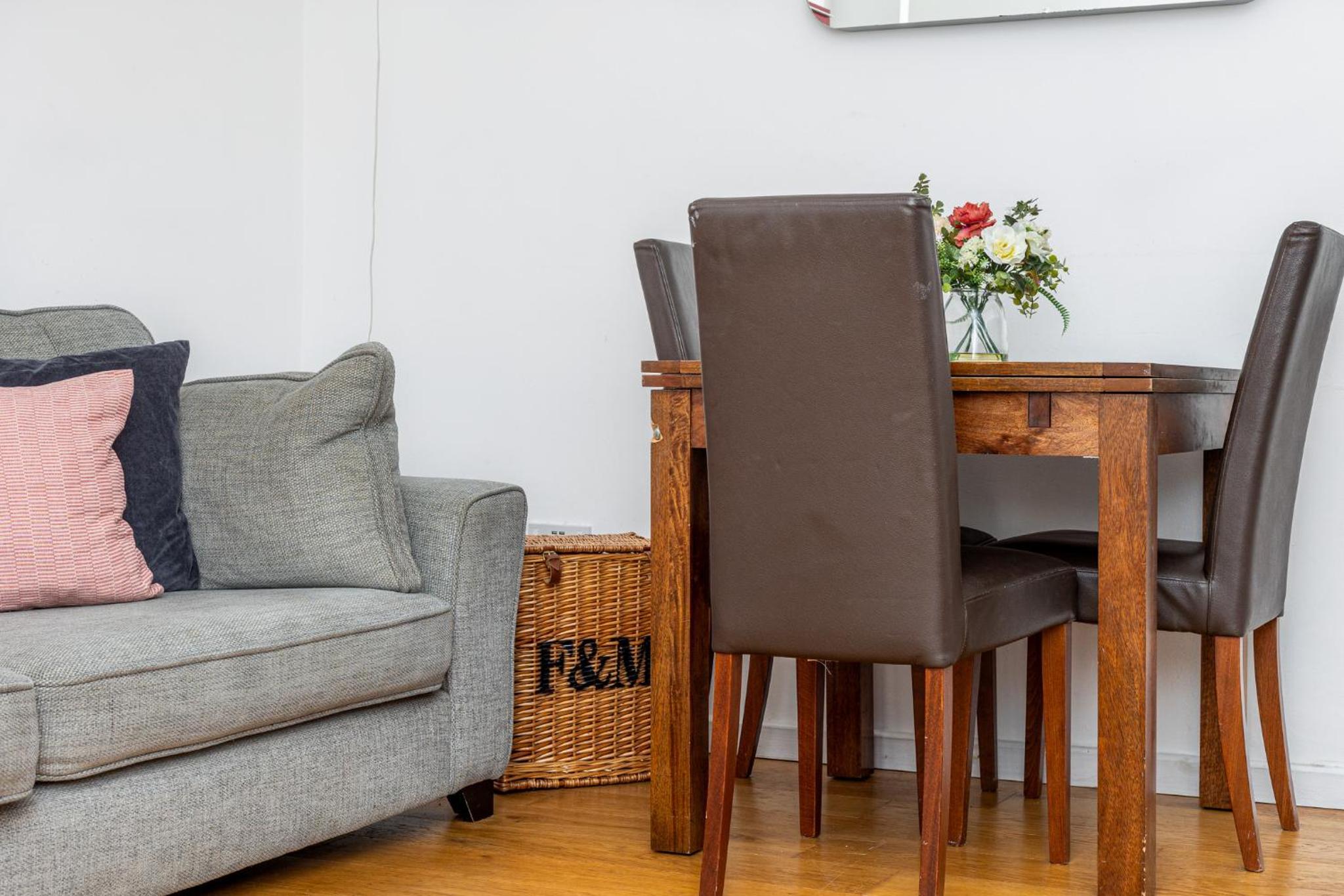 Newly refurbished 2BR wbalcony in Vibrant Peckham