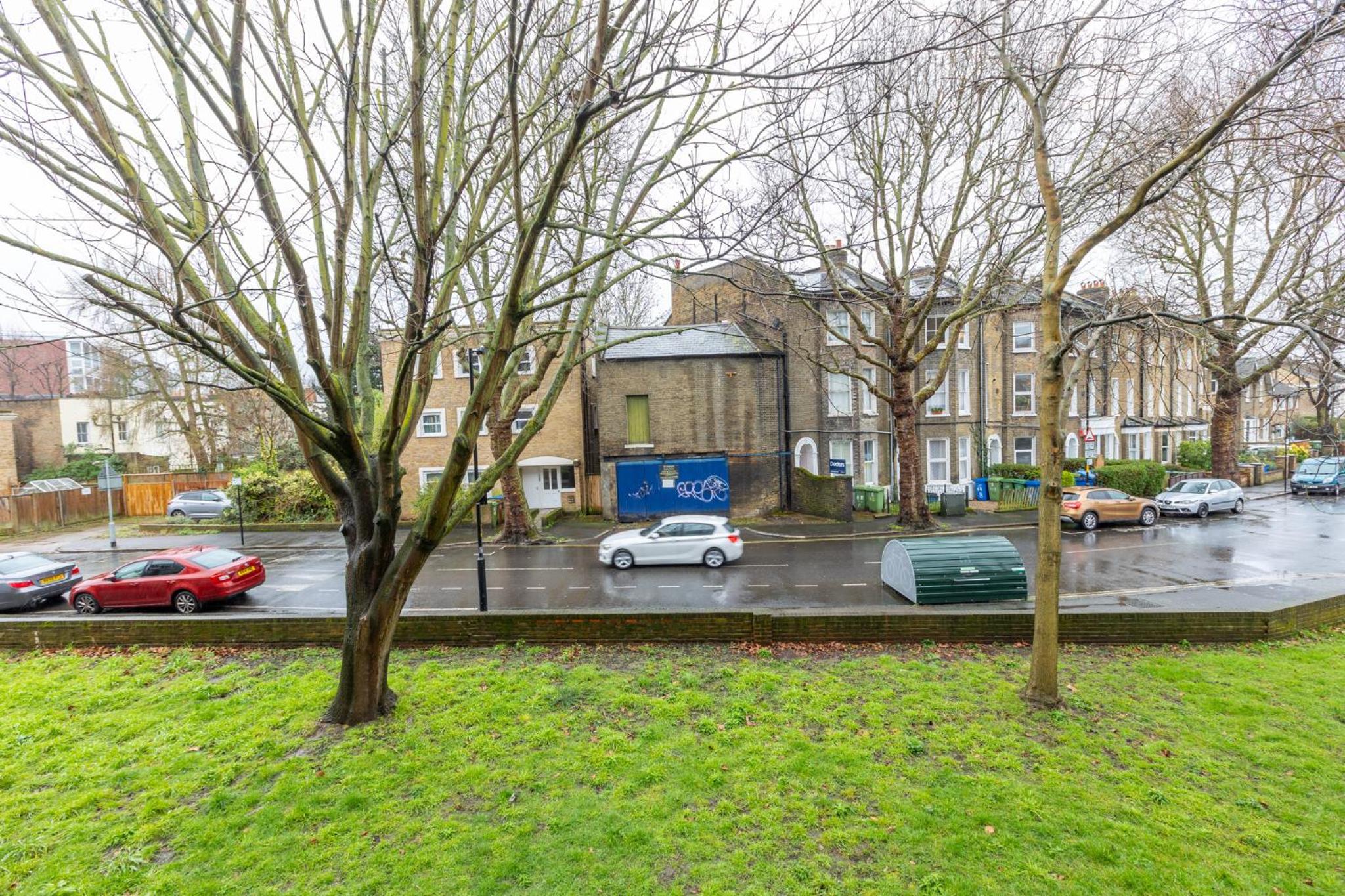Newly refurbished 2BR wbalcony in Vibrant Peckham