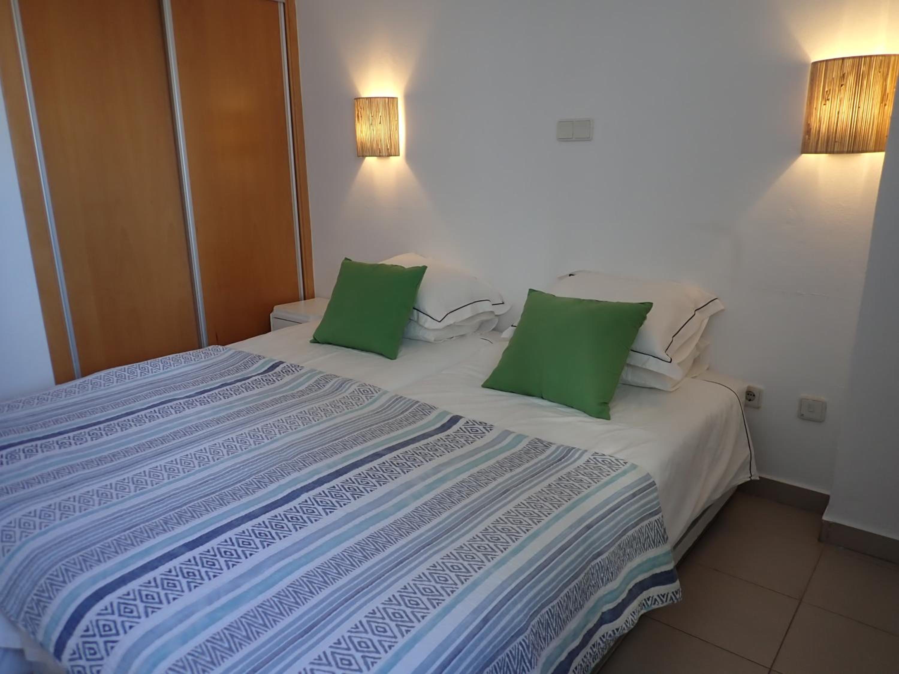Great value 5 mins to Praia de Rocha beach view 4