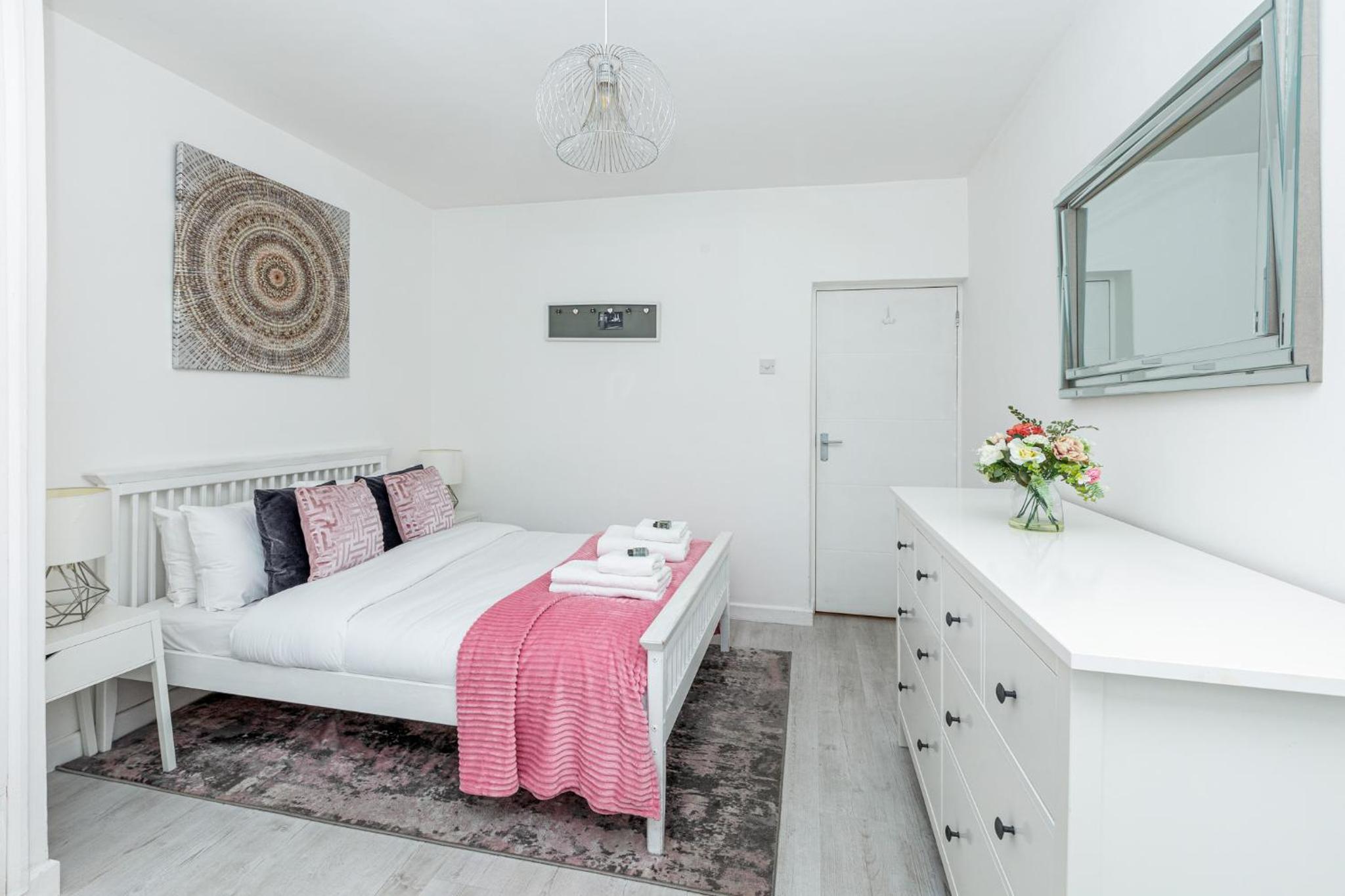 Newly refurbished 2BR wbalcony in Vibrant Peckham