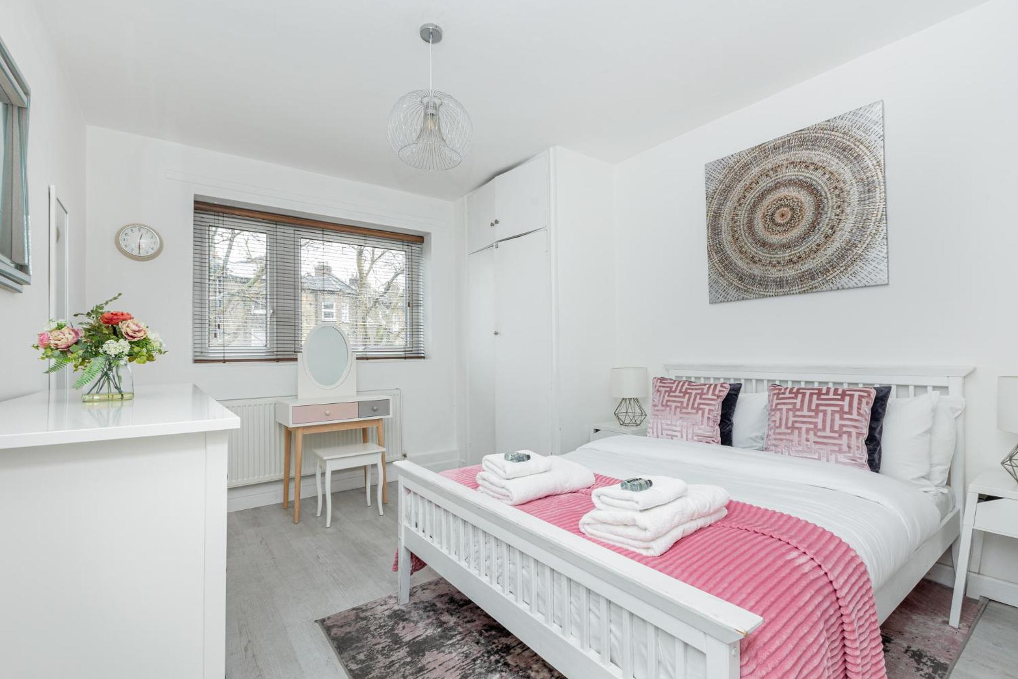 Newly refurbished 2BR wbalcony in Vibrant Peckham
