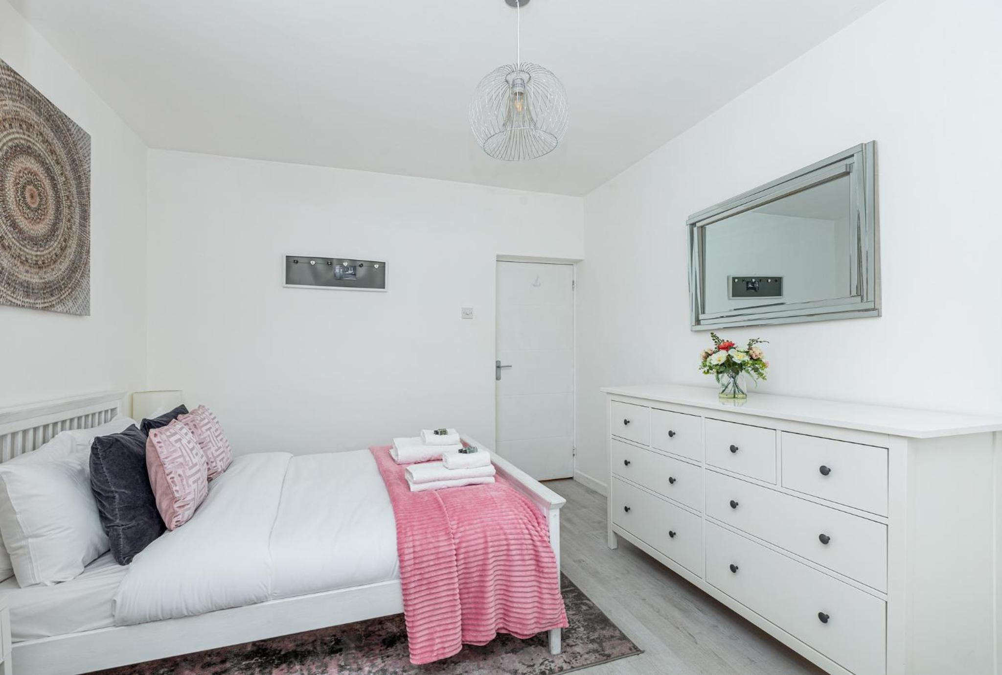 Newly refurbished 2BR wbalcony in Vibrant Peckham