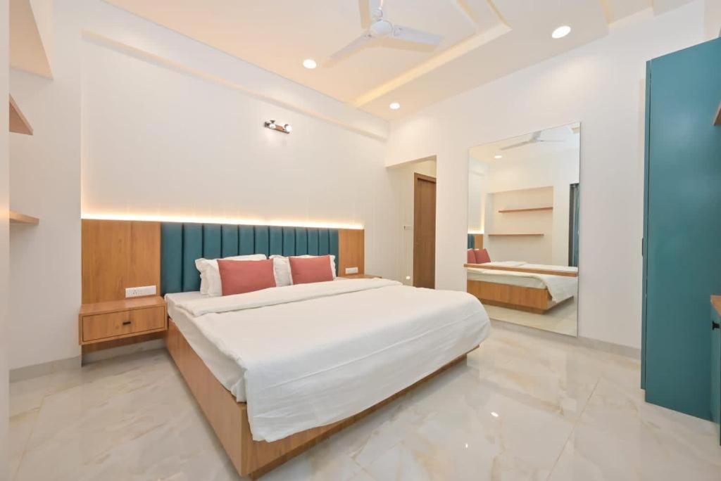 Redhomex The Grandeur 7BHK
