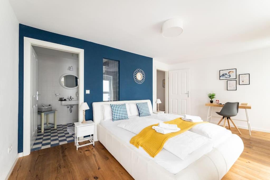 Cozy 1BR Duplex Near Center by HM