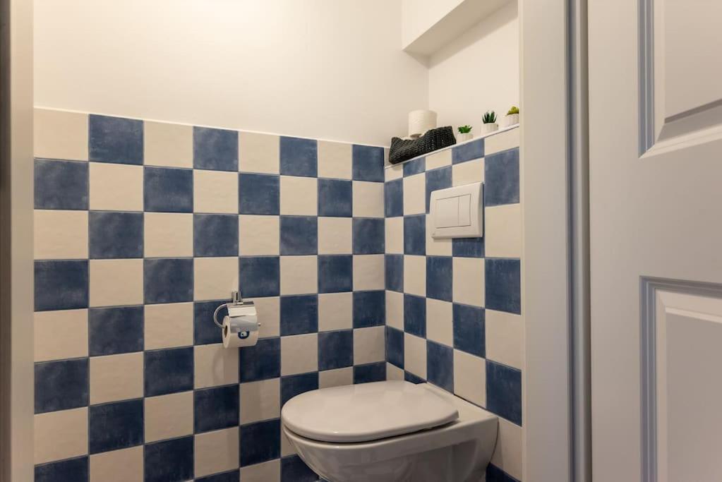 Cozy 1BR Duplex Near Center by HM