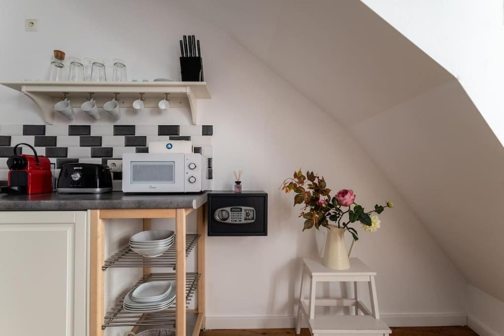 Cozy 1BR Duplex Near Center by HM