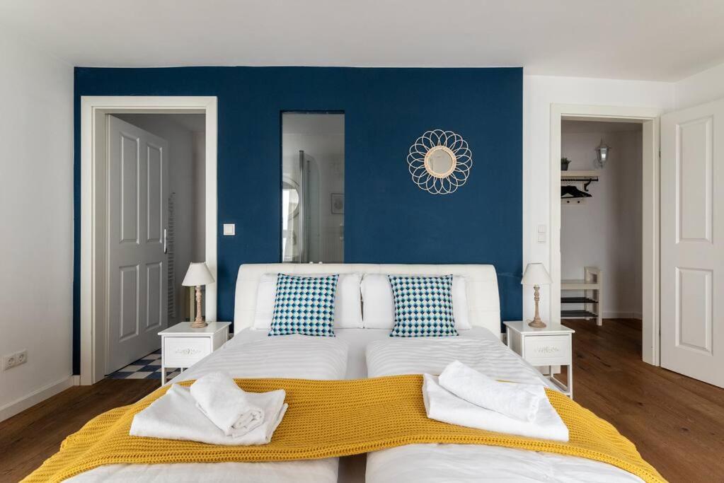 Cozy 1BR Duplex Near Center by HM