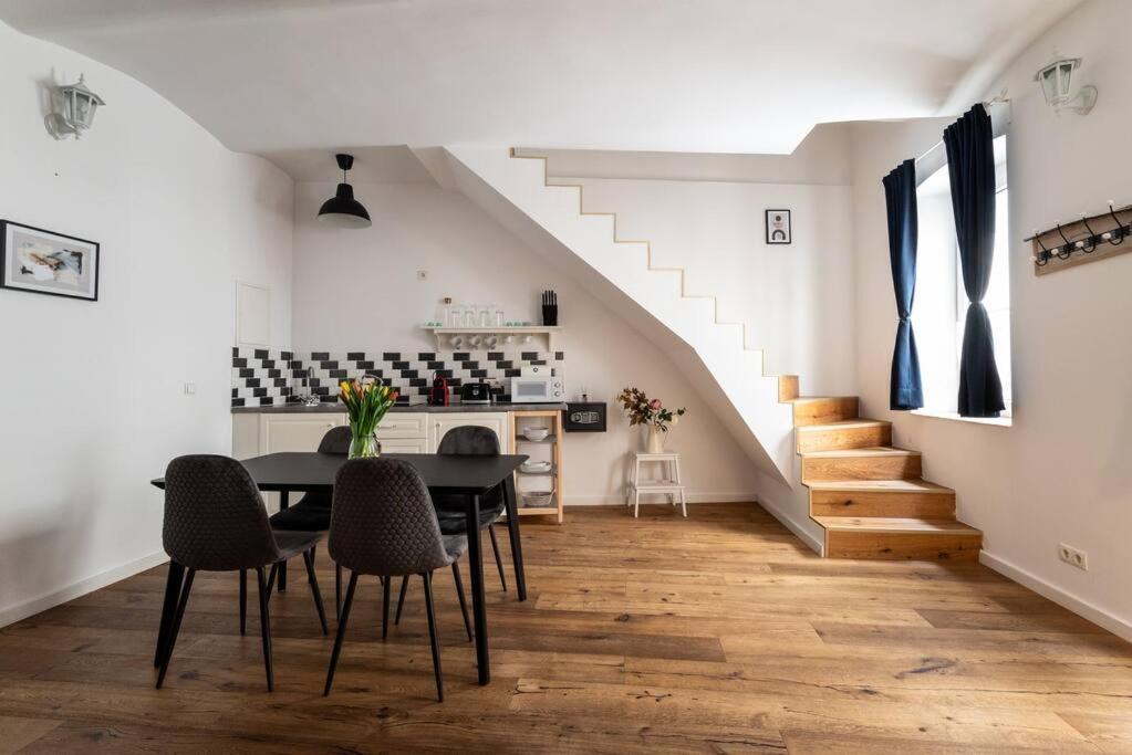 Cozy 1BR Duplex Near Center by HM