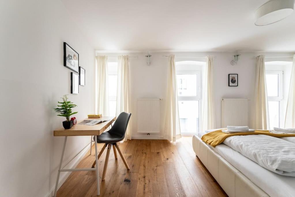 Cozy 1BR Duplex Near Center by HM