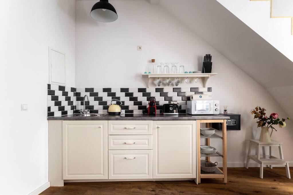 Cozy 1BR Duplex Near Center by HM