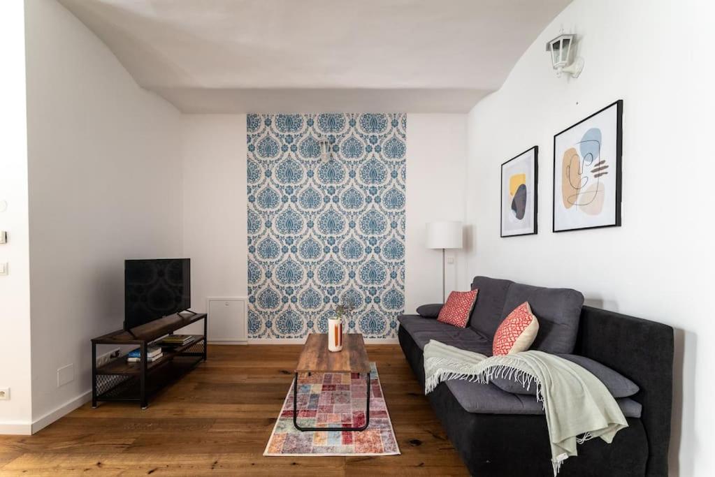 Cozy 1BR Duplex Near Center by HM