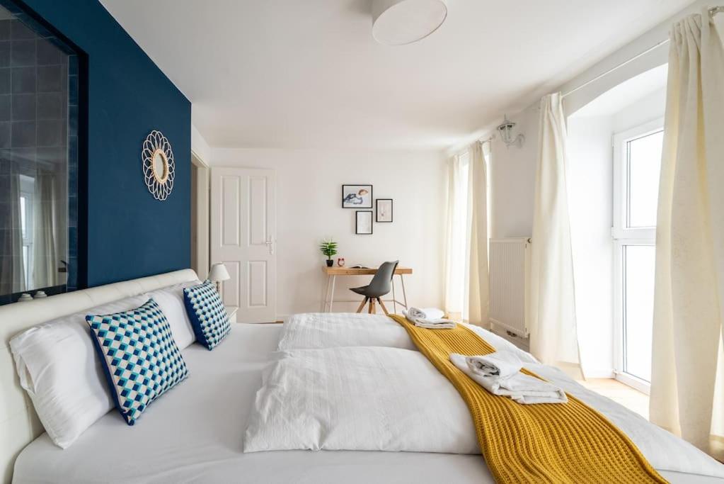 Cozy 1BR Duplex Near Center by HM