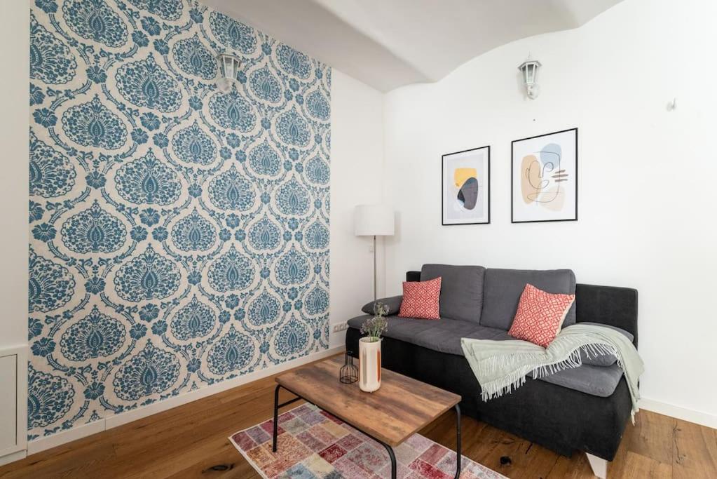 Cozy 1BR Duplex Near Center by HM