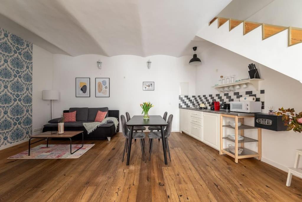 Cozy 1BR Duplex Near Center by HM