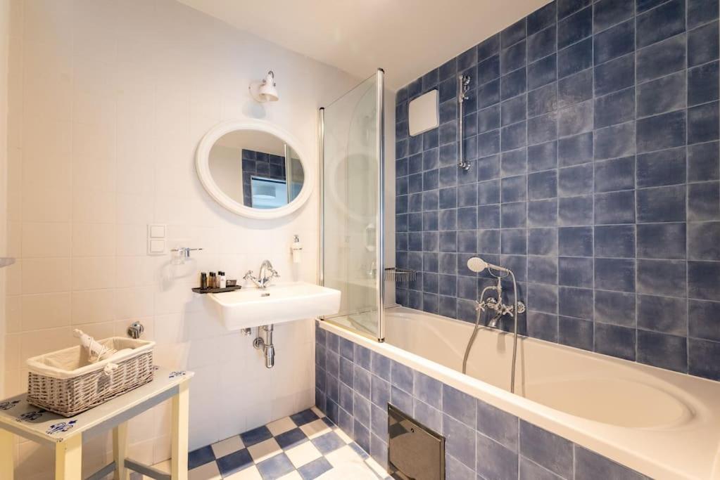 Cozy 1BR Duplex Near Center by HM