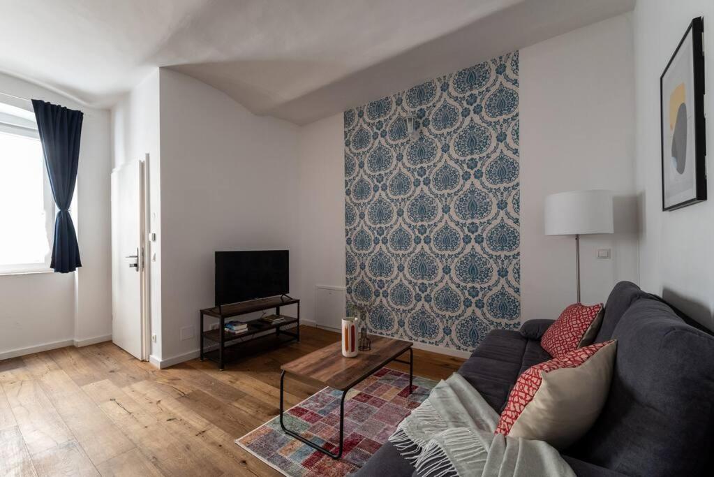 Cozy 1BR Duplex Near Center by HM
