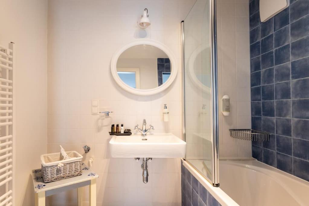 Cozy 1BR Duplex Near Center by HM