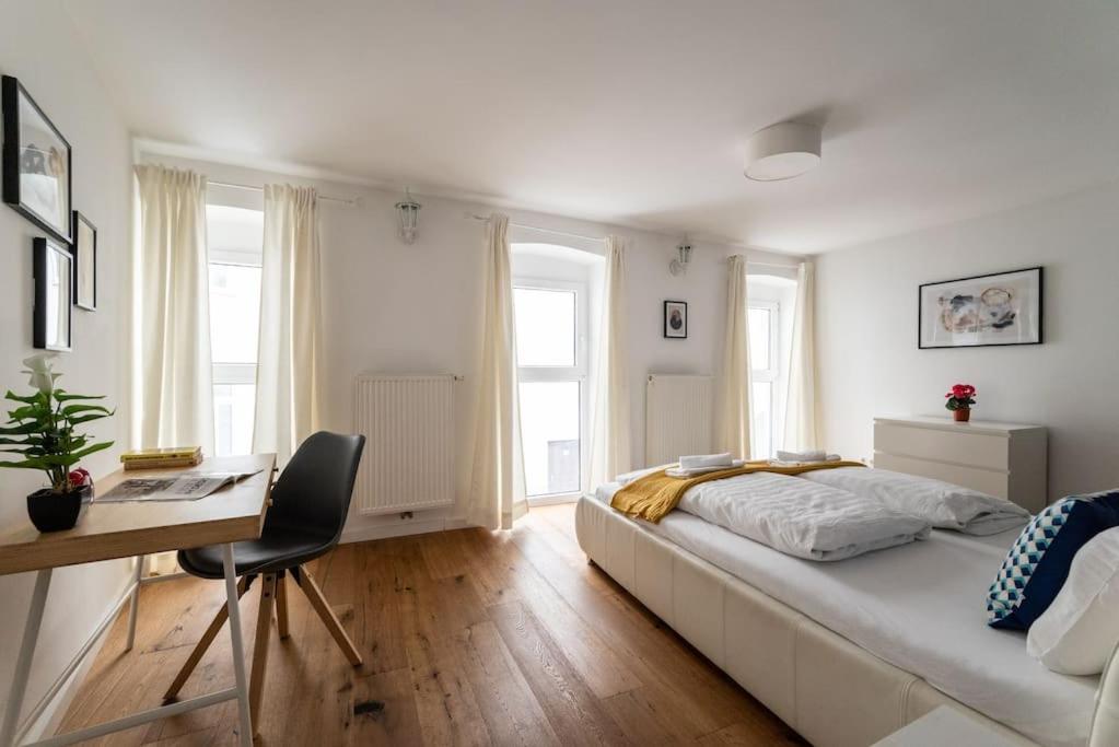 Cozy 1BR Duplex Near Center by HM
