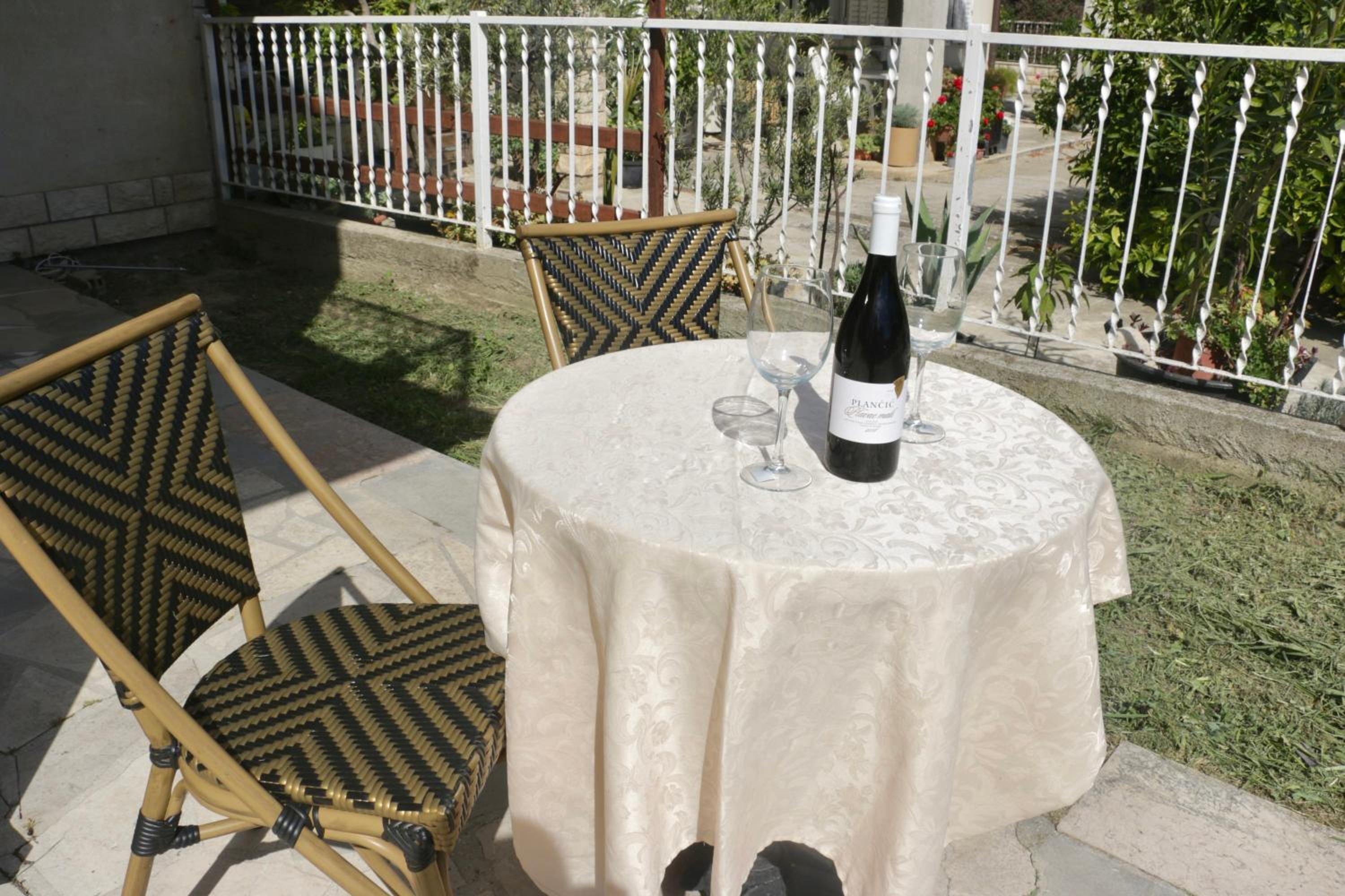 Beachfront apartment Drazen, with garden and parking view 4