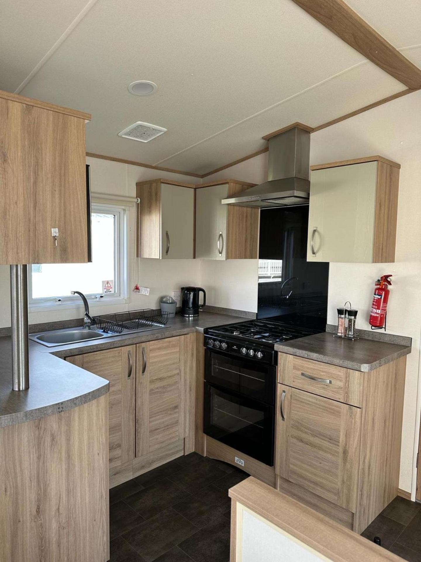 Felixstowe Chimo Caravan 3BR 5minToBeach view 5