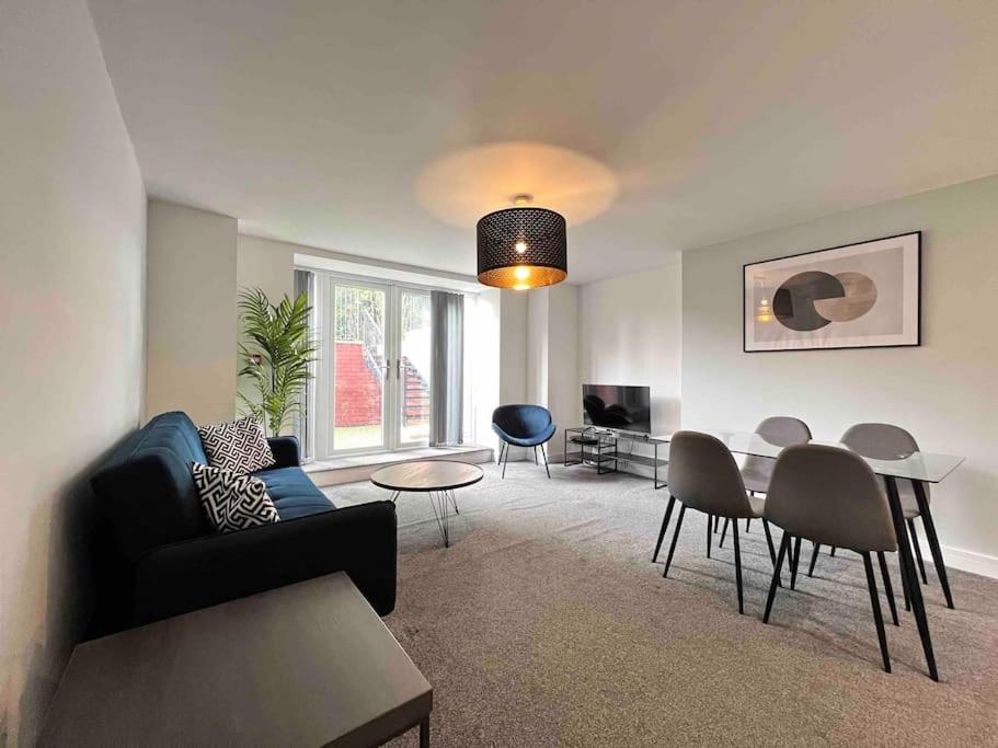 FREE PARKING - Lovely 2-BR Flat near Salford Royal view 2