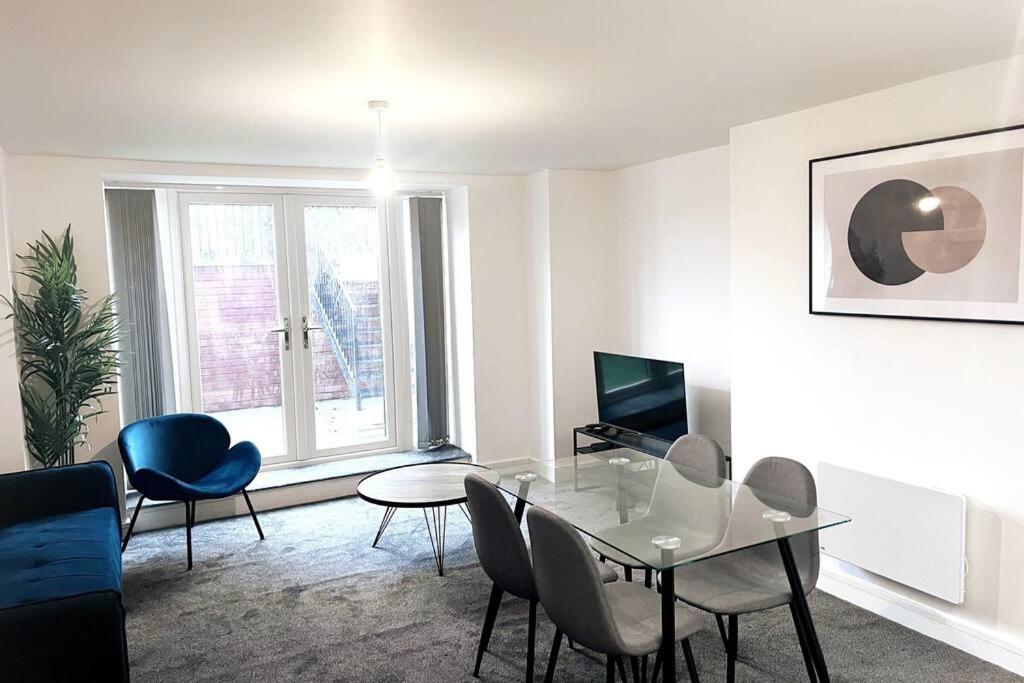 FREE PARKING - Lovely 2-BR Flat near Salford Royal view 4