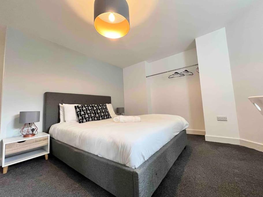 FREE PARKING - Lovely 2-BR Flat near Salford Royal view 5