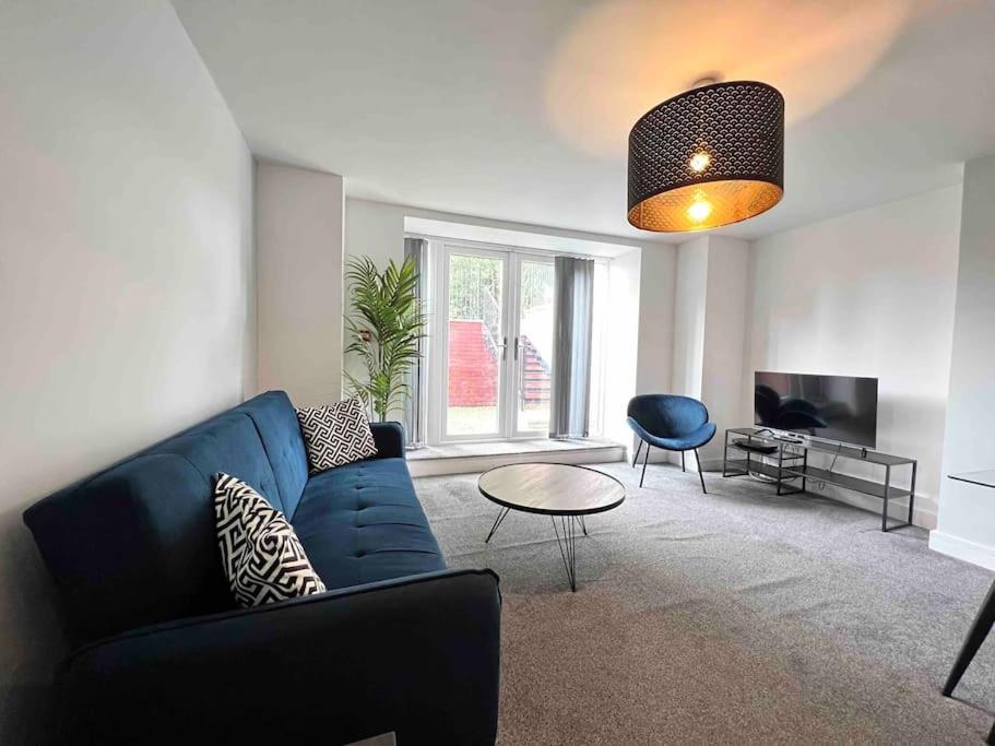 FREE PARKING - Lovely 2-BR Flat near Salford Royal view 3