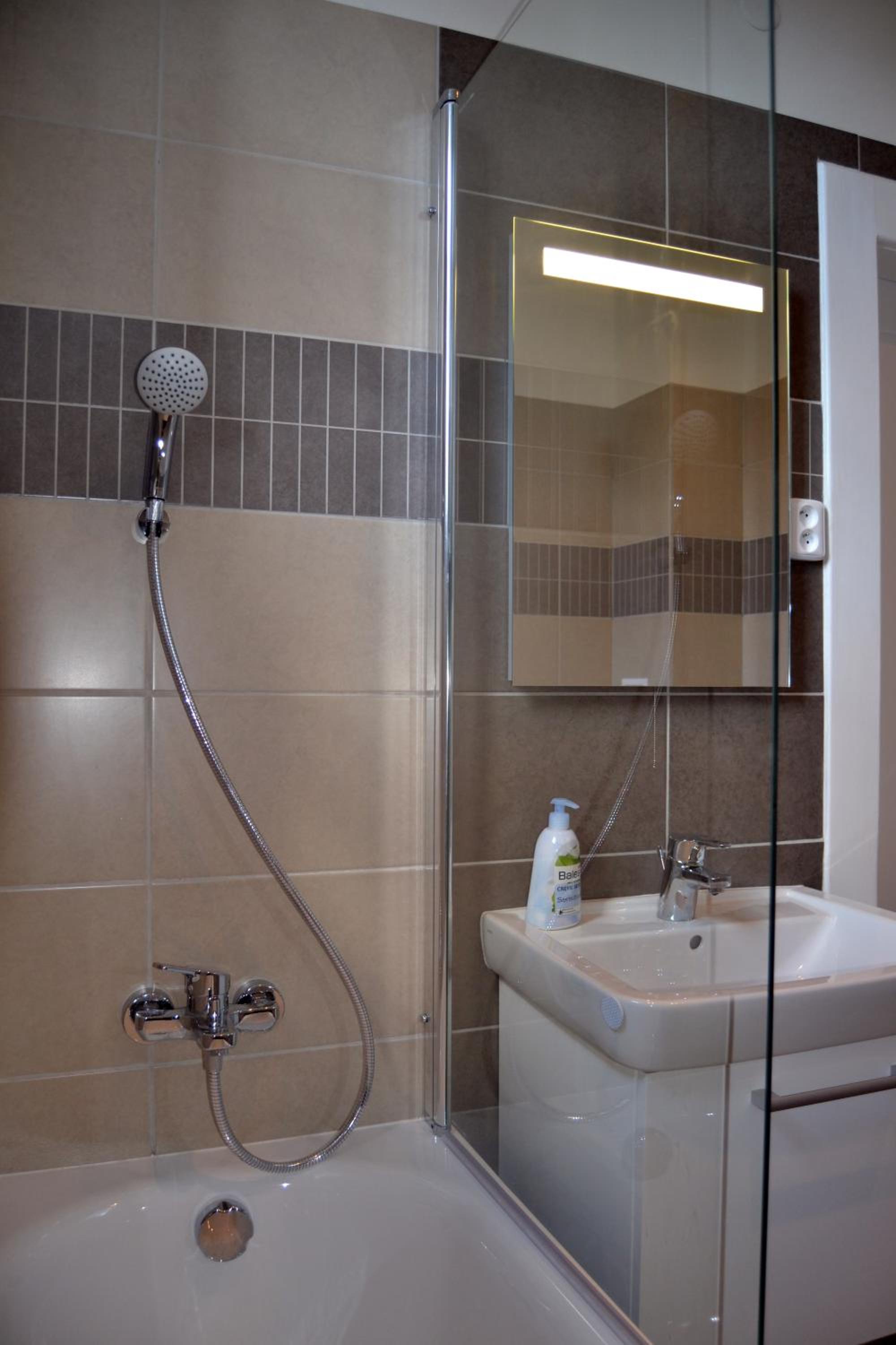 Jezerka Apartments - Free Parking - Easy Access to Center