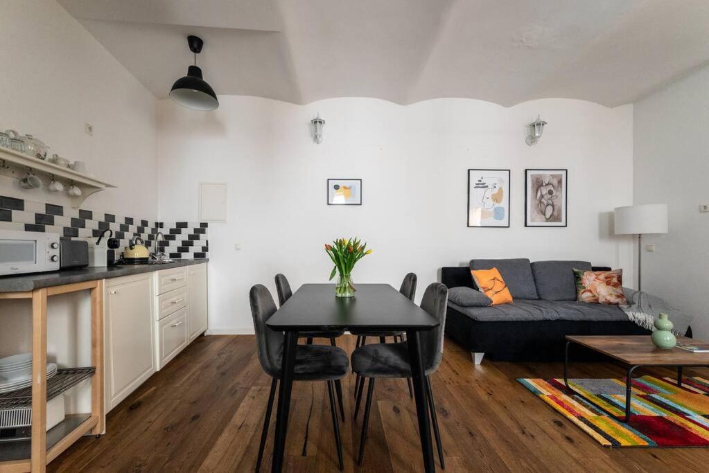Neat 1BR Duplex by Metro and Center by HM