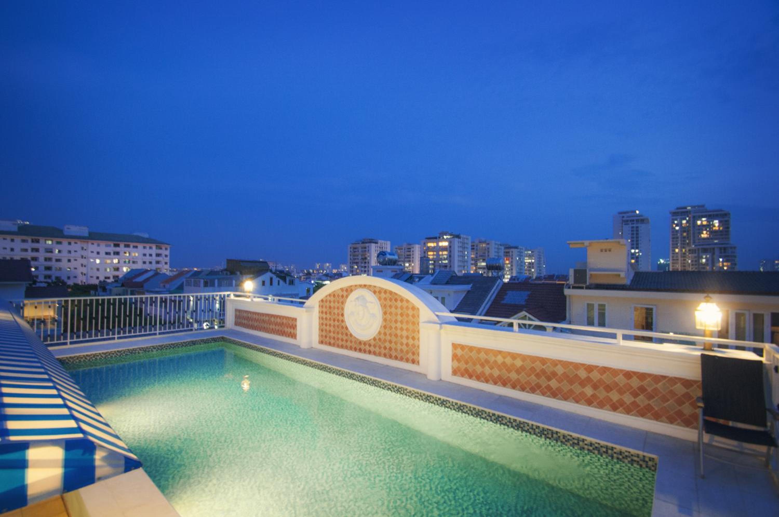 Central Hotel & Residences Swimming Pool — photo 44