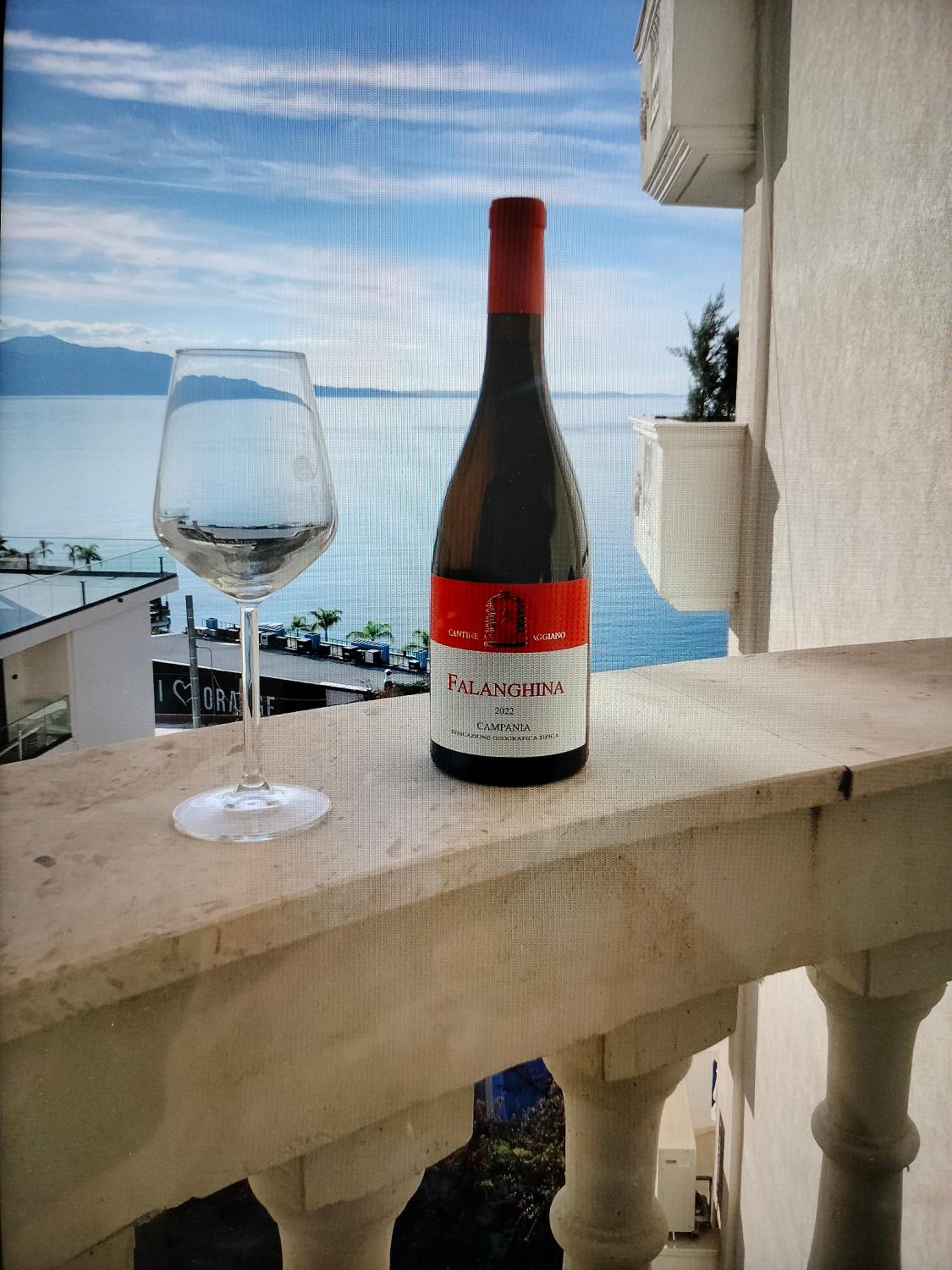 Taurasi White Saranda